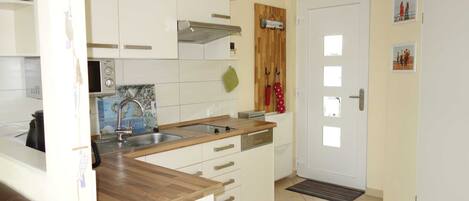 Refrigerador, microondas, lavavajillas y cafetera y tetera