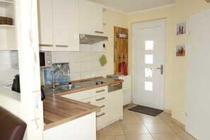 Refrigerador, microondas, lavavajillas y cafetera y tetera 