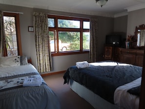 4 chambres, fer et planche à repasser, lit parapluie, Wi-Fi gratuit