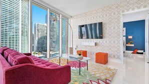 Living area - Brickell Open-Concept Suite for Groups (Miami)