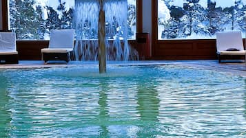 Een binnenzwembad en een verwarmd zwembad