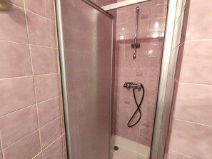 Bathroom - Central Apartment in TREBEURDEN, 500m from Beach, Near Shops, Parking, Modern Amenities (Trébeurden)