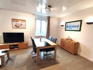 Dining - Central Apartment in TREBEURDEN, 500m from Beach, Near Shops, Parking, Modern Amenities (Trébeurden)