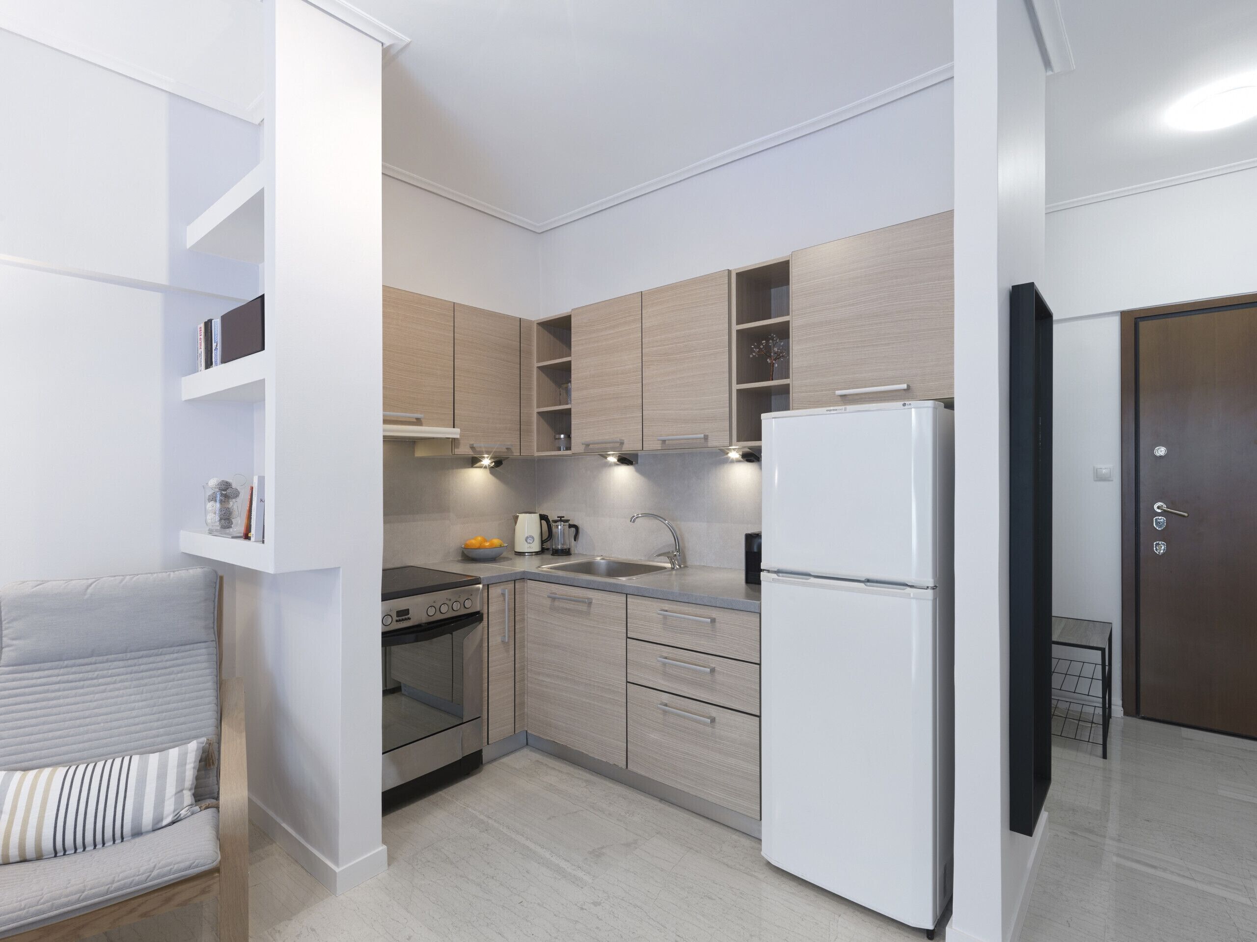 Fridge, oven, coffee/tea maker, electric kettle