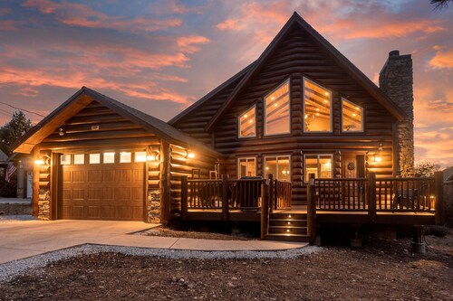 Endless Views. Stunning Mountain Views. Log Style Cabin, Great for Families. BBQ. Backyard. AC