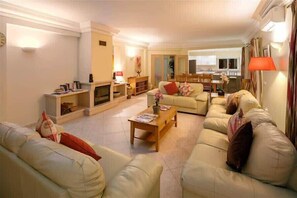 Fernseher, Kamin, Videospiele, DVD-Player