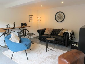 TV - Cozy House for 5 near Trestraou Beach, Perros-Guirec with Private Courtyard and Parking (Perros-Guirec)