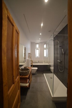 Badewanne, Haartrockner, Handtücher, Seife
