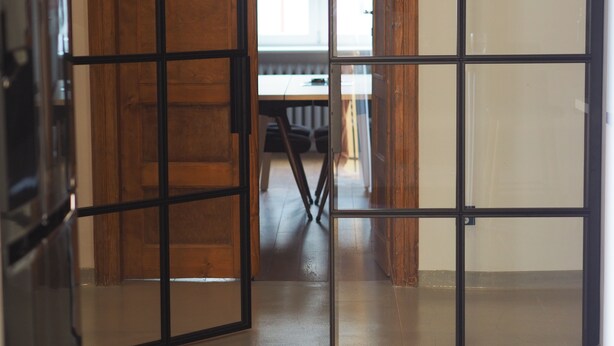 A room with a wooden door and a glass partition. - Designer Apartment 110m² w/ King Beds, Balcony, Smart TV + Equipped Kitchen (Kraków)