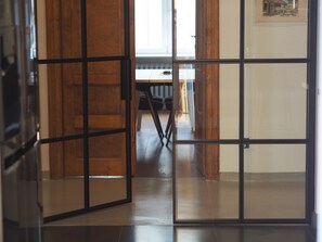 A room with a wooden door and a glass partition. - Designer Apartment 110m² w/ King Beds, Balcony, Smart TV + Equipped Kitchen (Kraków)