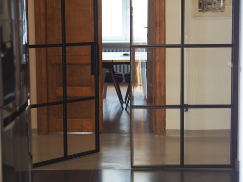 Designer Apartment 110m² w/ King Beds, Balcony, Smart TV + Equipped Kitchen