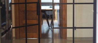 Designer Apartment 110m² w/ King Beds, Balcony, Smart TV + Equipped Kitchen