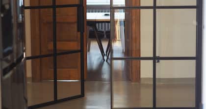 Designer Apartment 110m² w/ King Beds, Balcony, Smart TV + Equipped Kitchen