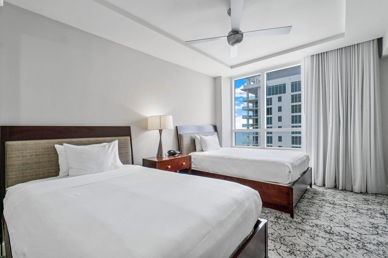 2 Schlafzimmer, Schreibtisch, Bügeleisen/Bügelbrett, Reisekinderbett