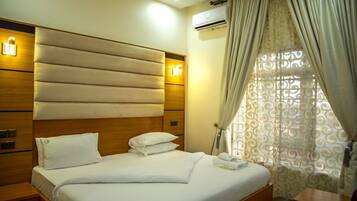 Deluxe Single Room, 1 Twin Bed | Individually decorated, individually furnished, desk, laptop workspace