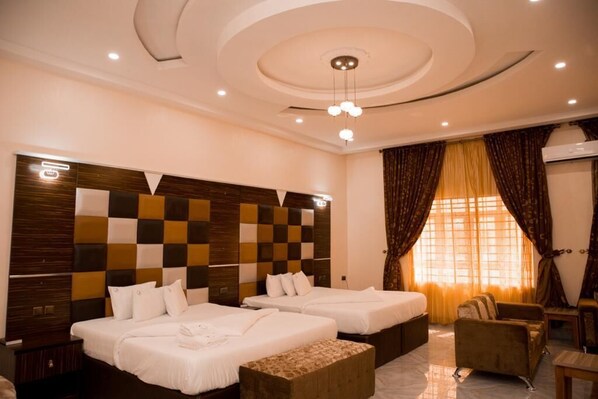 皇家双人房(单人入住) | 特色装修、特色家居、办公桌、笔记本电脑工作区