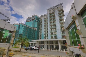 Vista frontal de la propiedad