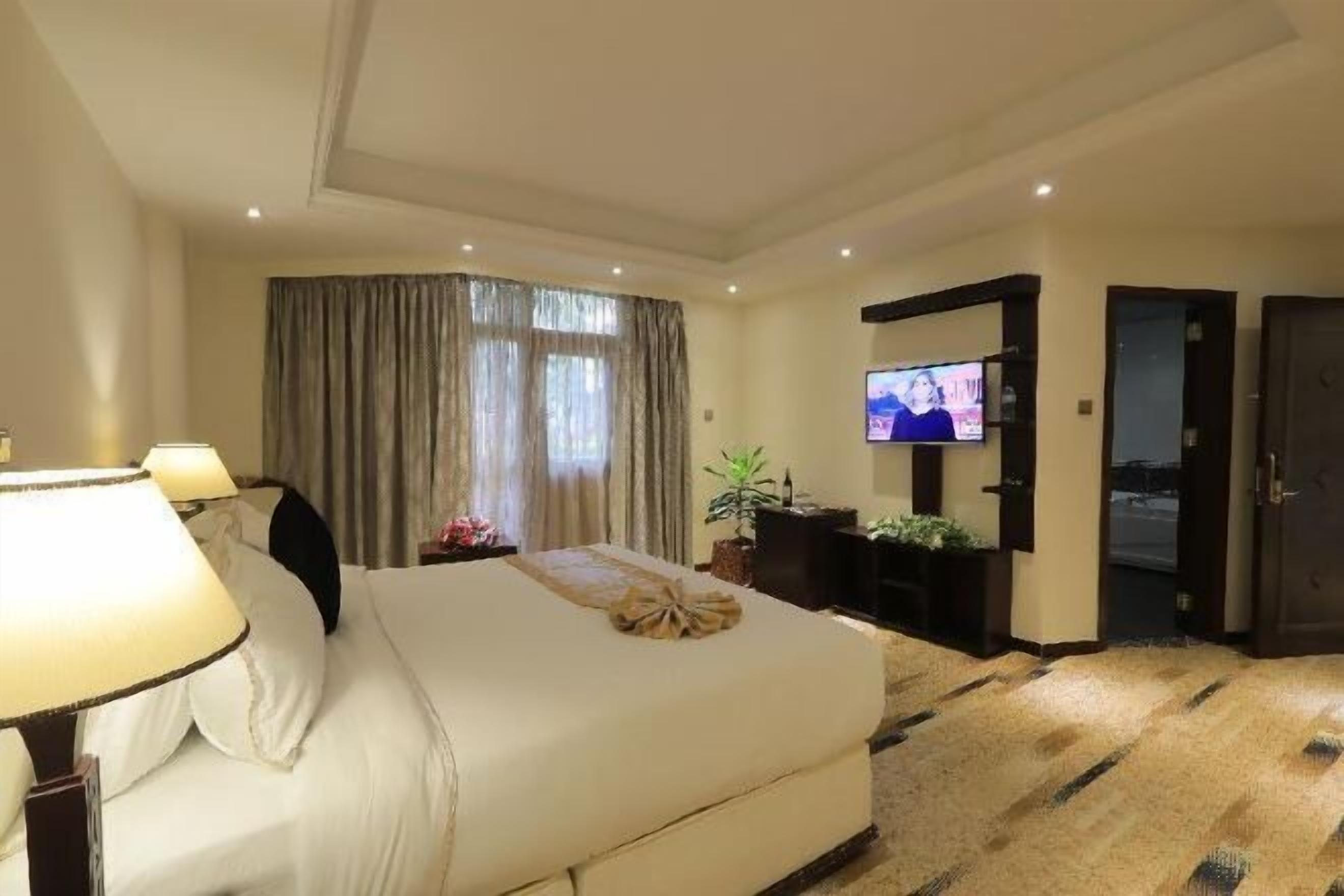 Premium bedding, minibar, desk, iron/ironing board