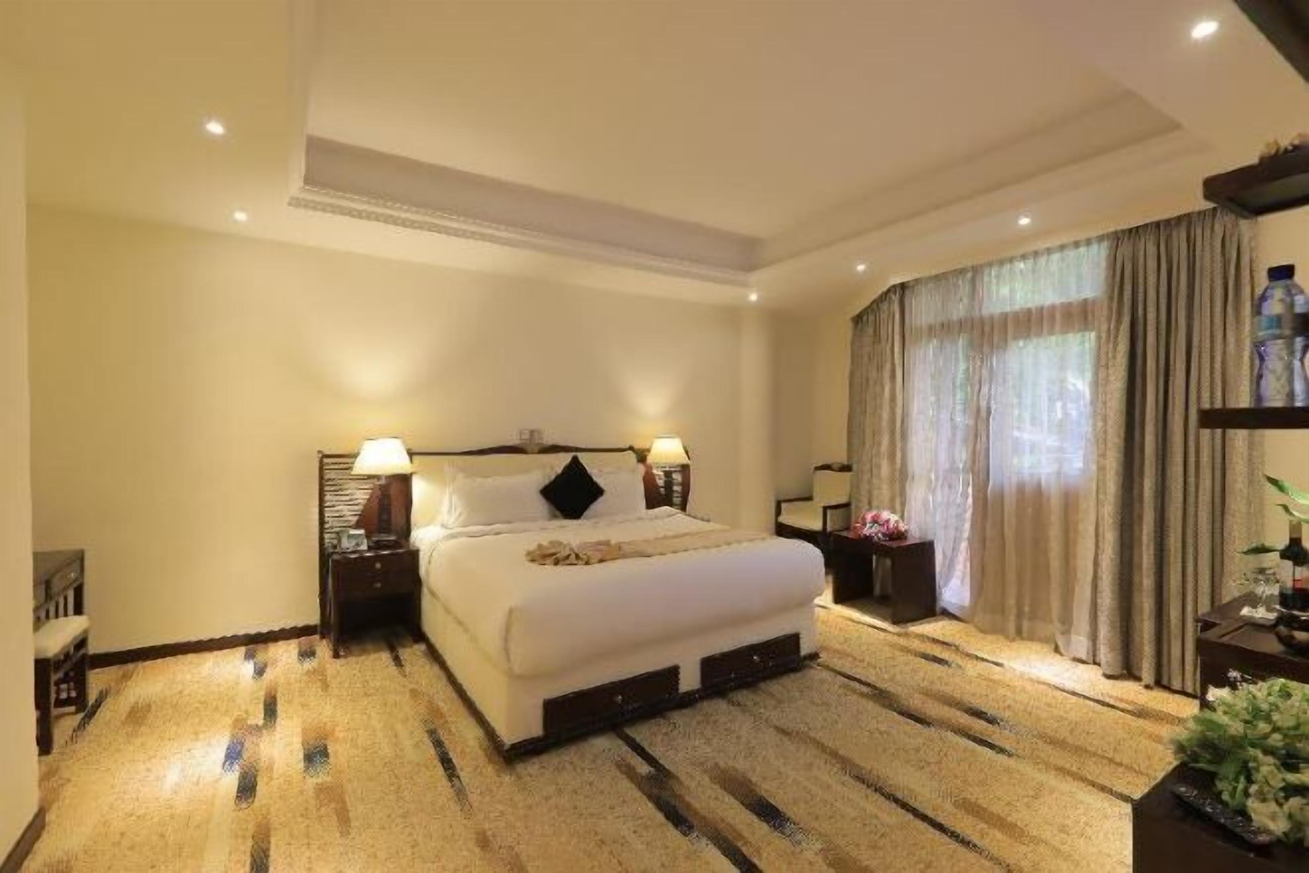 Premium bedding, minibar, desk, iron/ironing board