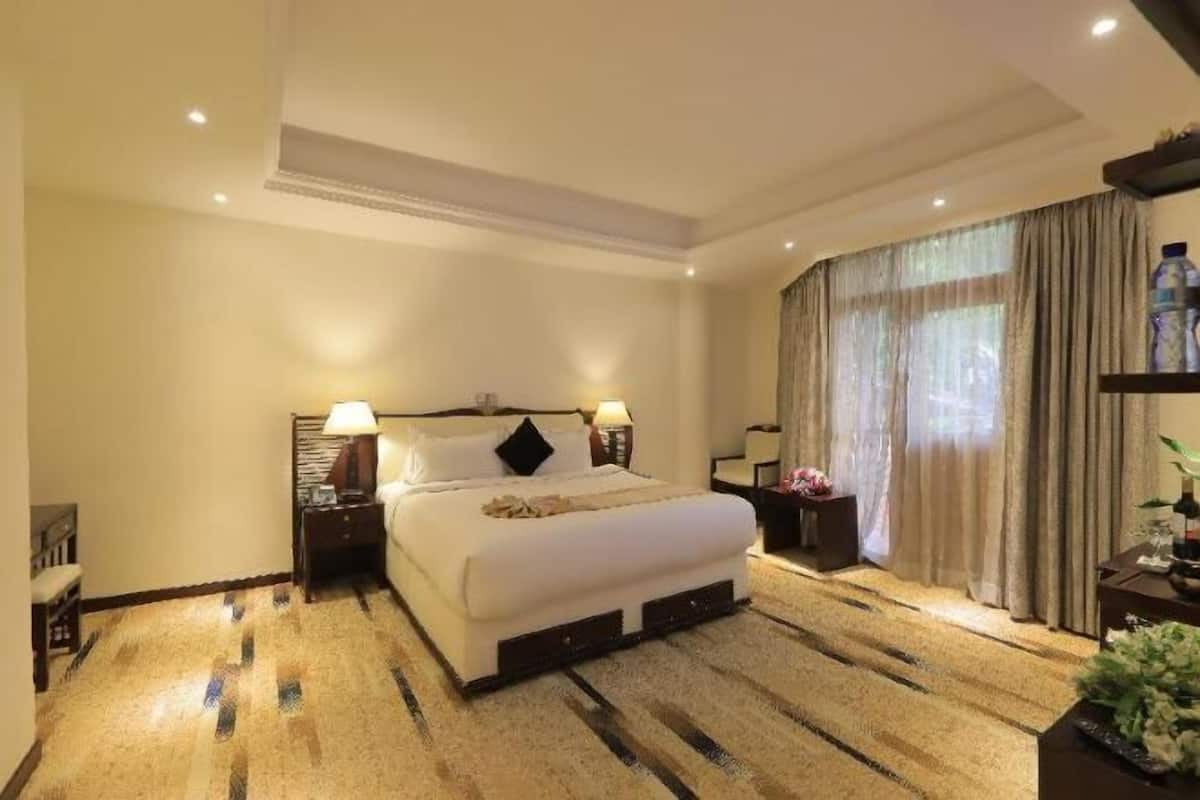 Premium bedding, minibar, desk, iron/ironing board