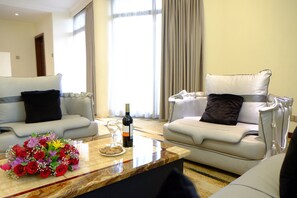 Sängtillbehör av högsta kvalitet, minibar och skrivbord