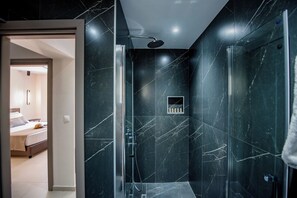 Dusche, Haartrockner, Handtücher, Seife