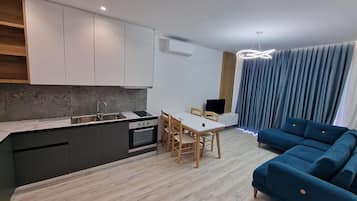 Appartement, vue mer | Coin séjour | Télévision à écran plat de 32 pouces avec chaßnes par cùble, télévision