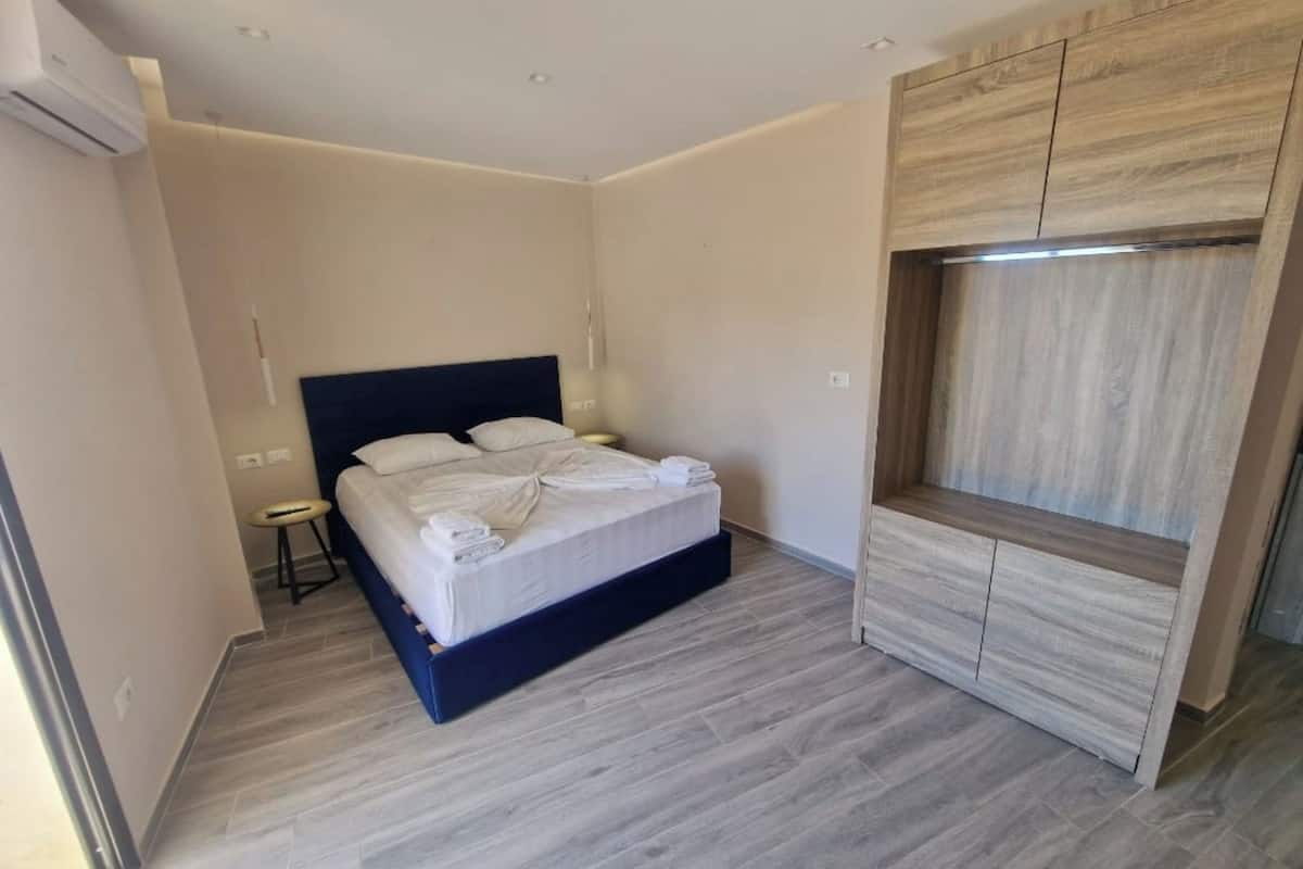 Suite, Sea View | Desk, free WiFi