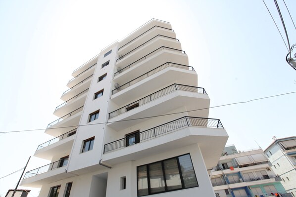 Un edificio de varios pisos con balcones y ventanas amplias.