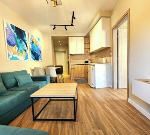 Deluxe-Apartment | Wohnbereich | 32-Zoll-Flachbildfernseher mit Kabelempfang, Fernseher