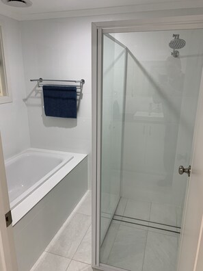 Bathtub, hair dryer, towels, soap - Beachside & Jetty View Apartment 1 (Admiral Apartment) (Streaky Bay)