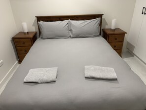 3 bedrooms, iron/ironing board, travel crib, free WiFi - Beachside & Jetty View Apartment  2 (Skippers Apartment) (Streaky Bay)