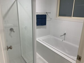 Baignoire, séchoir à cheveux, serviettes fournies, savon