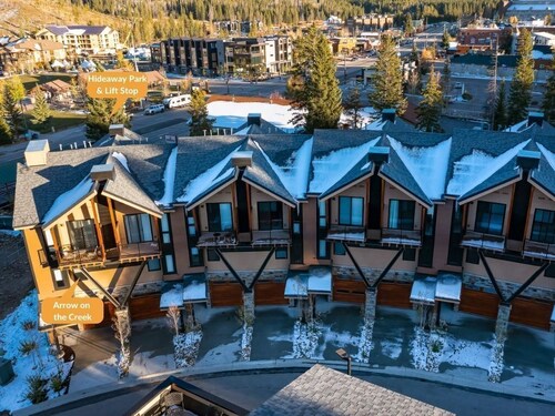 Arrow on the Creek | Private Hot Tub | Colorful & Modern Downtown Townhome