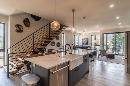 Arrow on the Creek | Private Hot Tub | Colorful & Modern Downtown Townhome