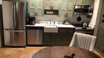 Jääkaappi, mikroaaltouuni, uuni, liesi