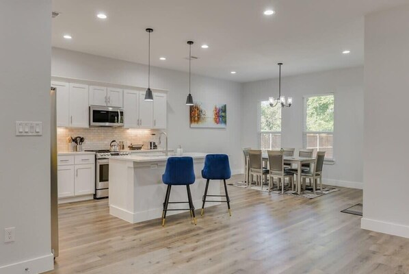 Réfrigérateur, four à micro-ondes, un four, surface de cuisson