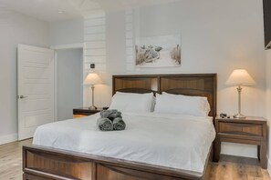 5 bedrooms, iron/ironing board, WiFi, bed sheets - Modern and Comfortable Home Close to Downtown (Dallas)