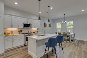 Kjøleskap, mikrobølgeovn, ovn og kokeplater