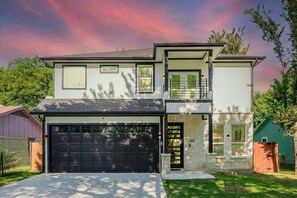 Exterior - Modern and Comfortable Home Close to Downtown (Dallas)