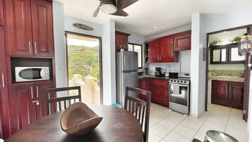 Refrigerador, microondas, horno y parrilla de estufa