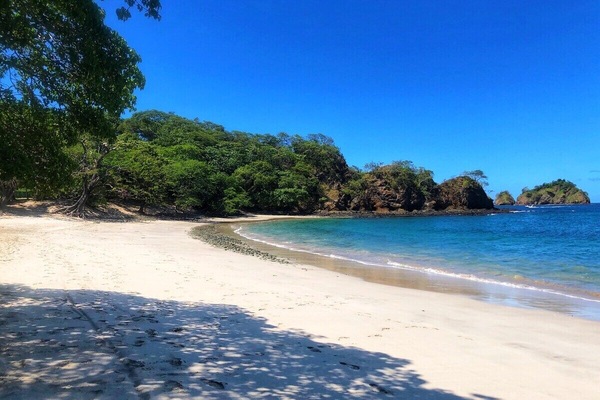 Una spiaggia nelle vicinanze, lettini da mare, teli da spiaggia