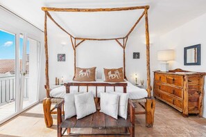 3 bedrooms, in-room safe, iron/ironing board, travel cot