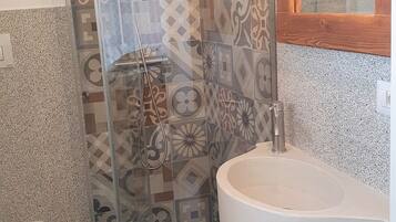 Haartrockner, HandtĂŒcher, Seife, Toilettenpapier