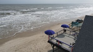 Sulla spiaggia, lettini da mare