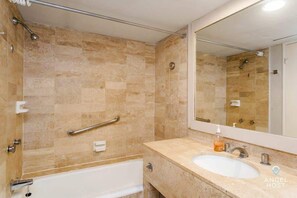 Badewanne, Haartrockner, Handtücher, Seife