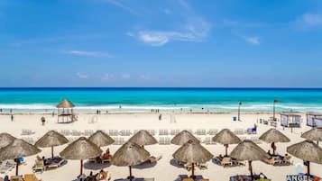 Sulla spiaggia, lettini da mare, teli da spiaggia