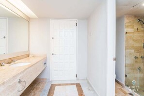 Badewanne, Haartrockner, Handtücher, Seife