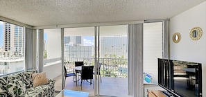 Condo, 1 quarto | Sala de estar | TV