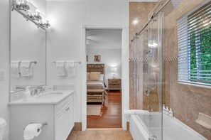 Ensemble douche/baignoire, baignoire à jets, sèche-cheveux